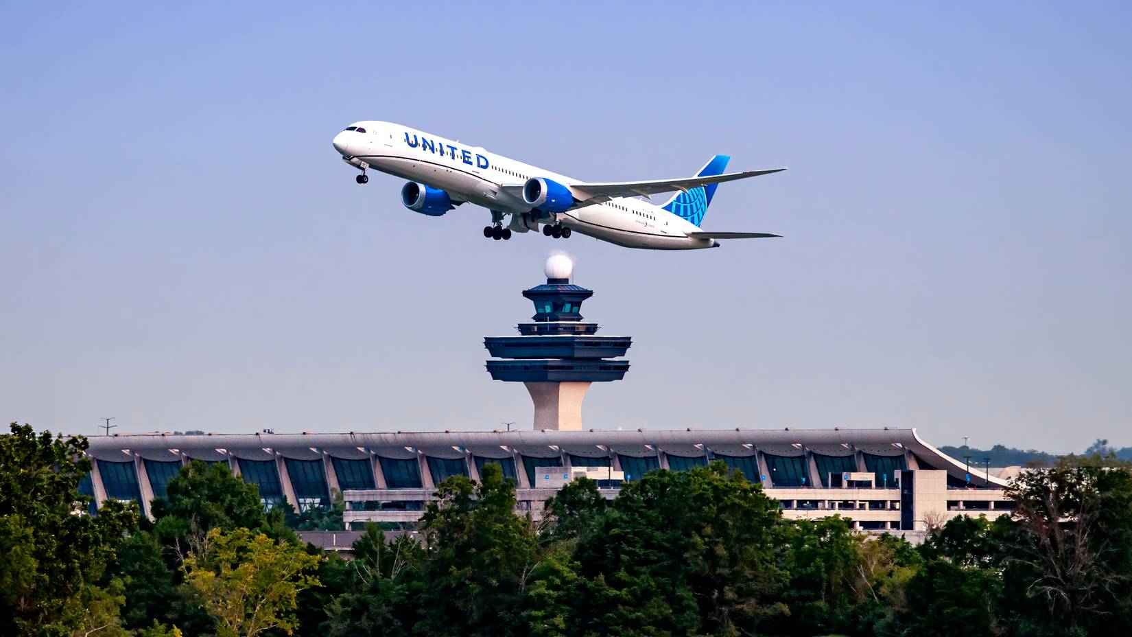 United Airlines Boeing 787 Dreamliner takes off from Washington Dulles International Airport