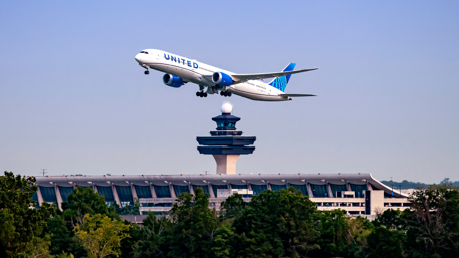 United Airlines' Major Hub Revealed To Hit Passengers With $439 Cost On Average In 2026