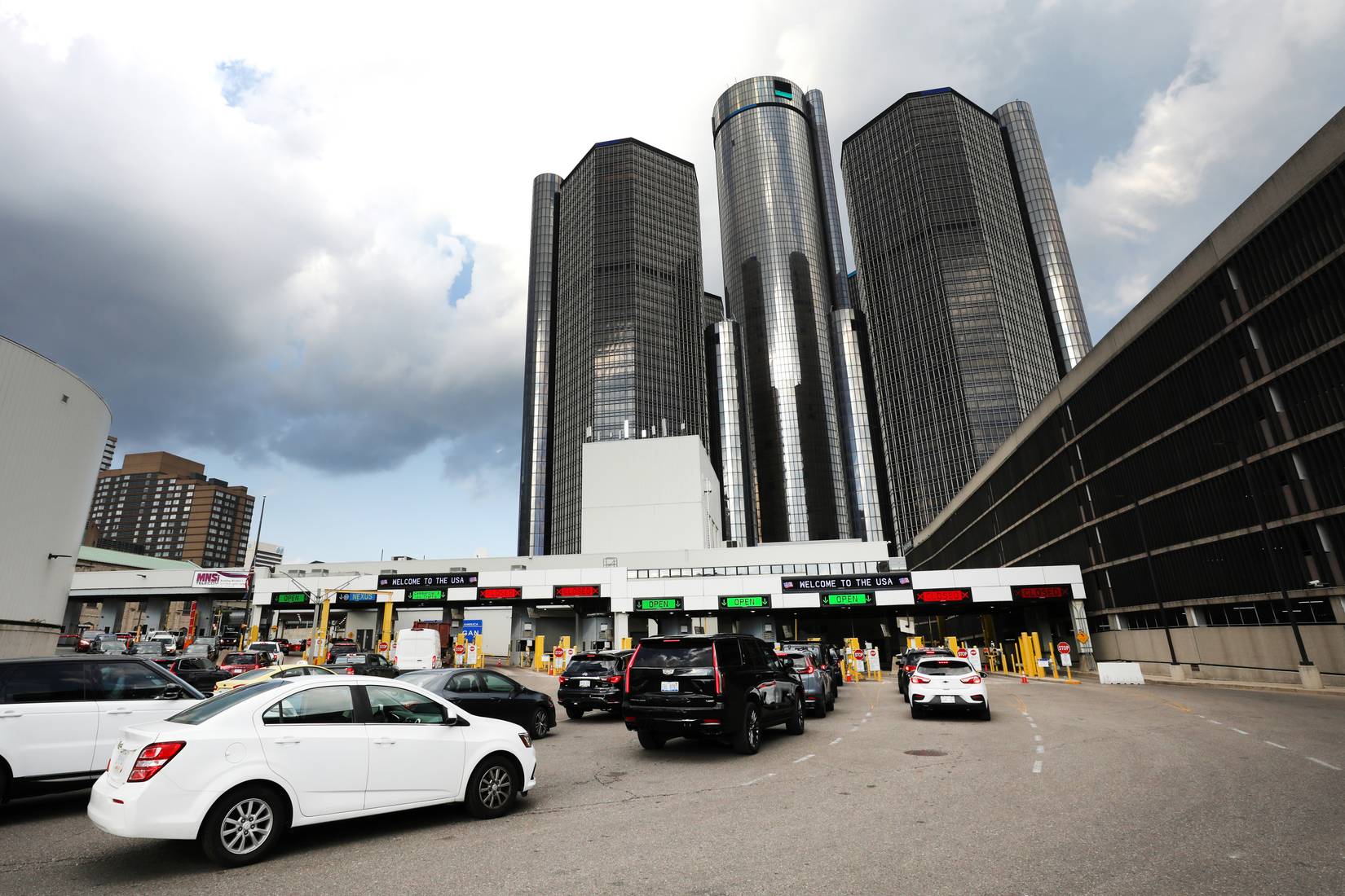Border Control Clips U.S.-Canada Border Officers Confiscate Canadian Traveler's Passport ...