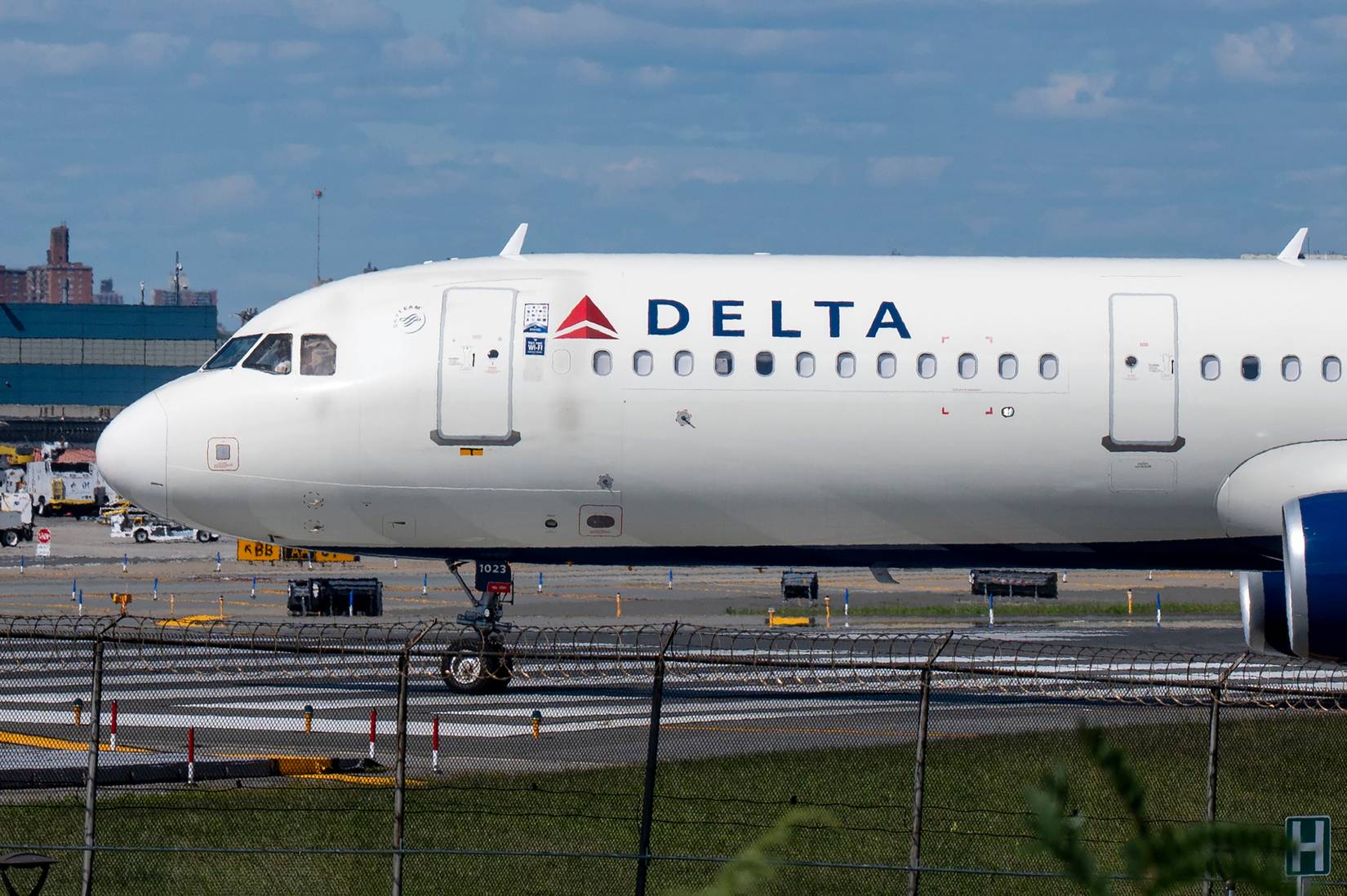 A Delta Airlines Airbus A321-211 tail number N123DW airplane taxiing to the runway for takeoff at LaGuardia Airport