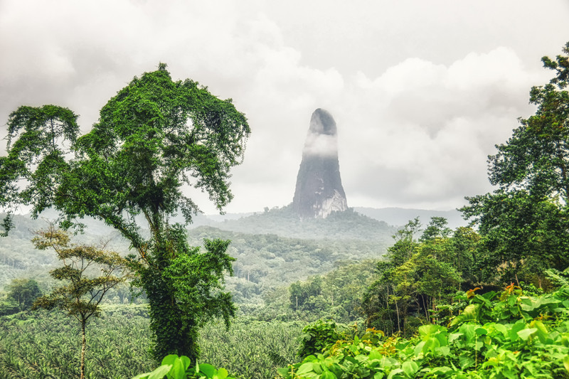 Puncak gunung Cao Grande di SÃ£o TomÃ© dan PrÃncipe