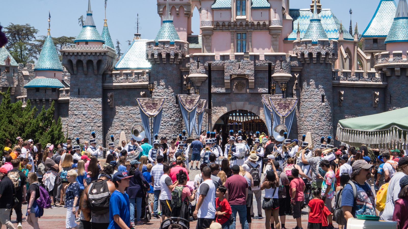 Disneyland Ex-Employee Issues Dress Code Warning To Guests That Could Ruin Their Visit This Summer
