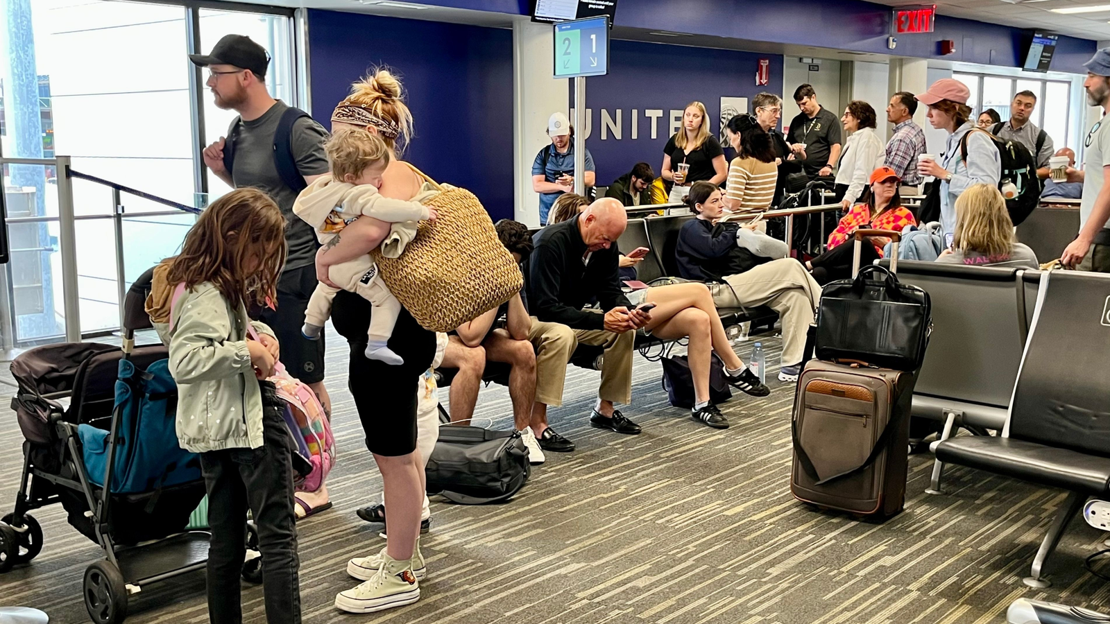 United Airlines Gate Agents "Heavily Pressured" To Enforce Misunderstood Bag Rule That Triggers Personal Fines