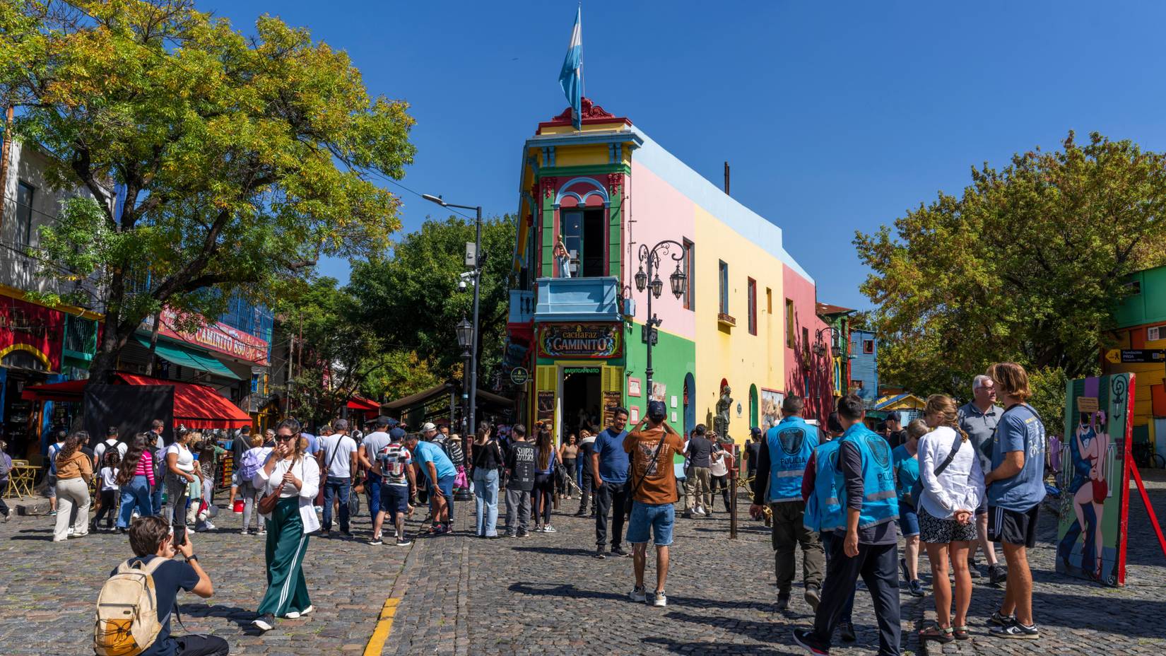 Gente en la calle en el barrio de La Boca de Buenos Aires, Argentina