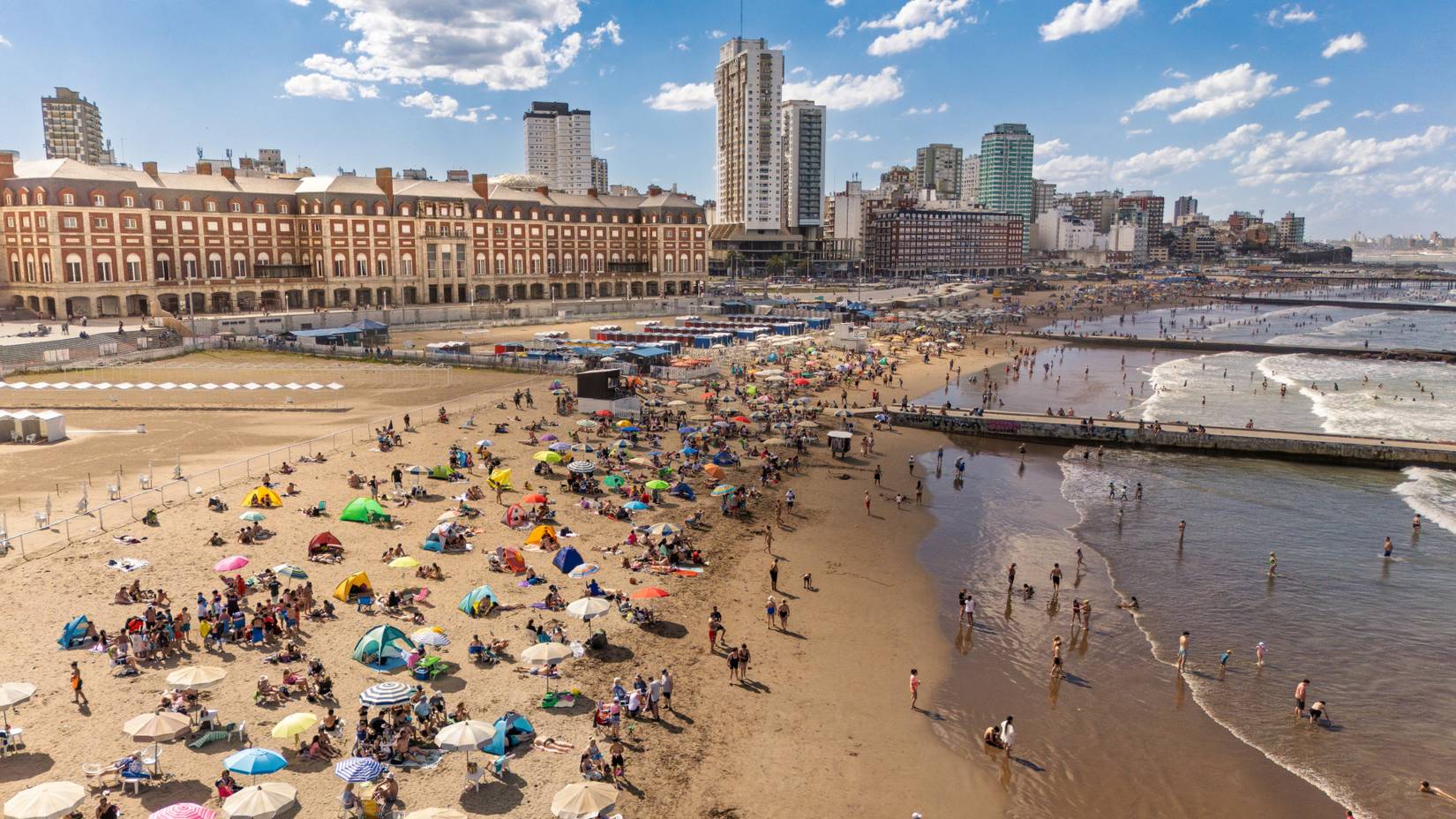 Vista aérea de la concurrida playa Bristol en Mar del Plata, Argentina