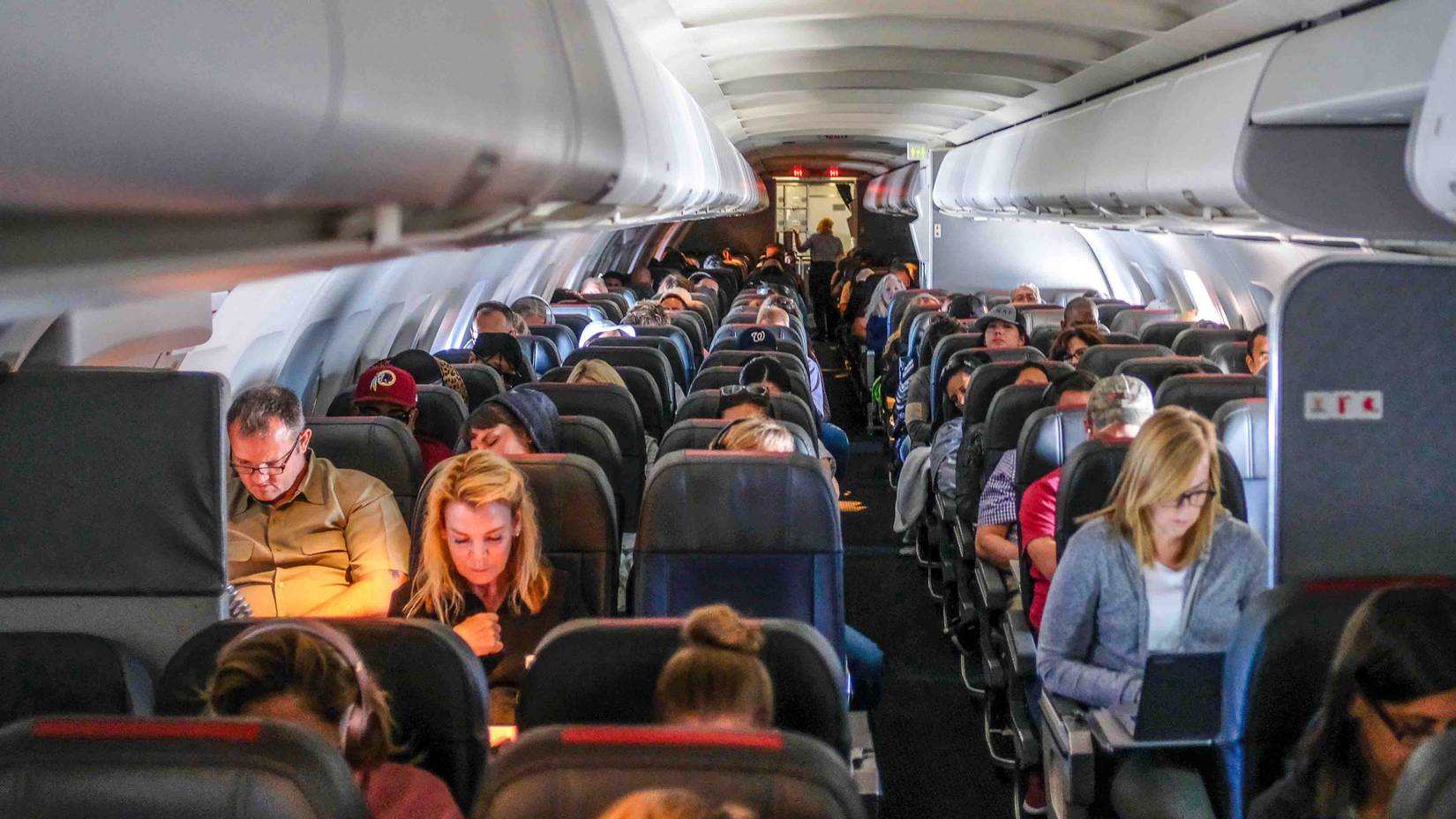 Pasajeros a bordo de un vuelo de American Airlines