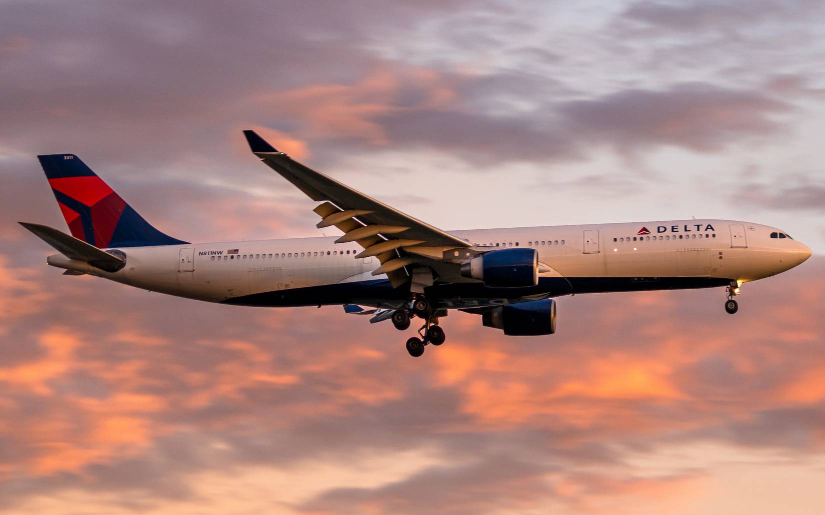 Delta Airlines A330-300 early morning approach at Guarulhos International Airport | Guarulhos, State of Sao Paulo, Brazil