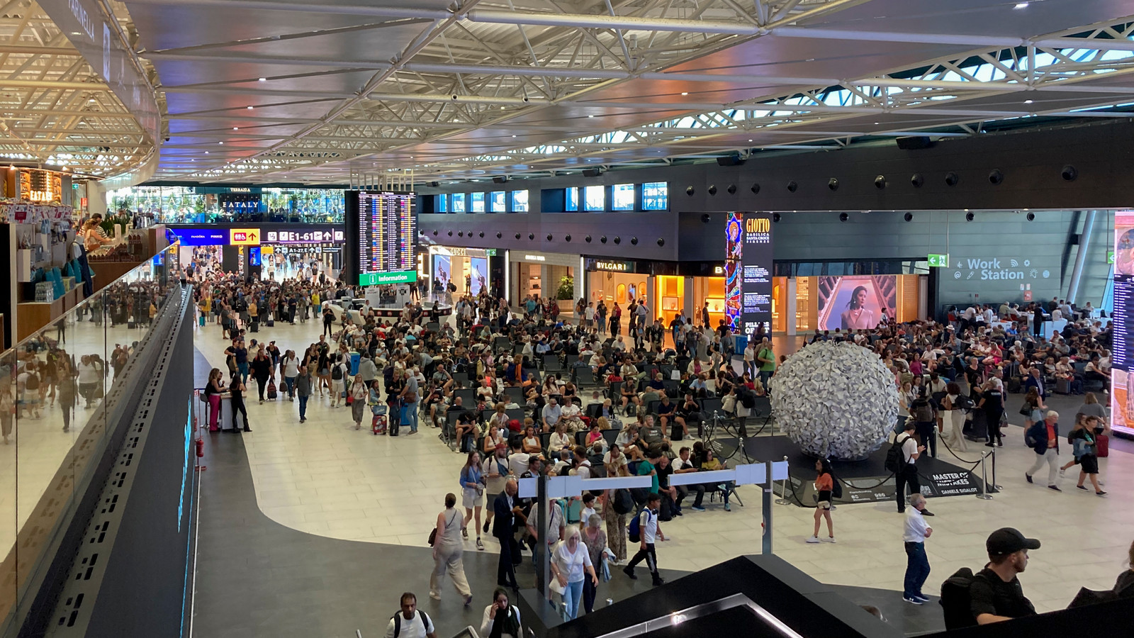 United Airlines Warns Passengers Of 8-Hour Blackout At Its Major International Hub