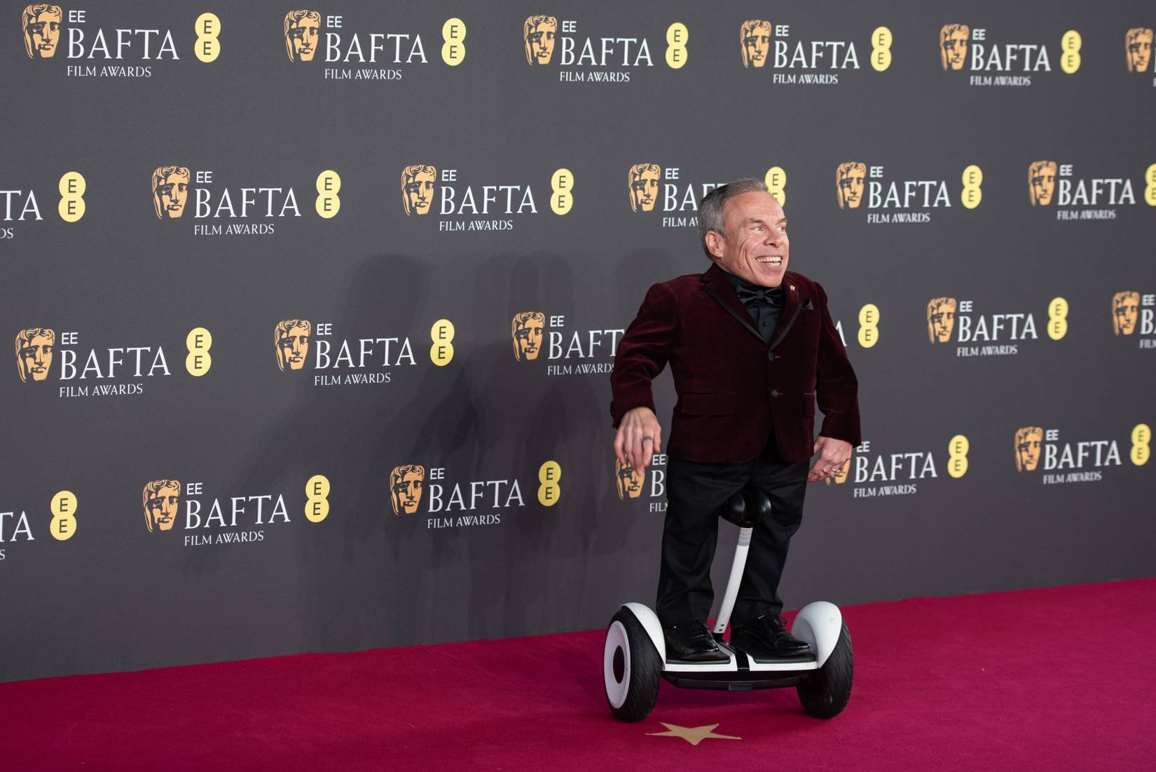 actor warwick davis on red carpet