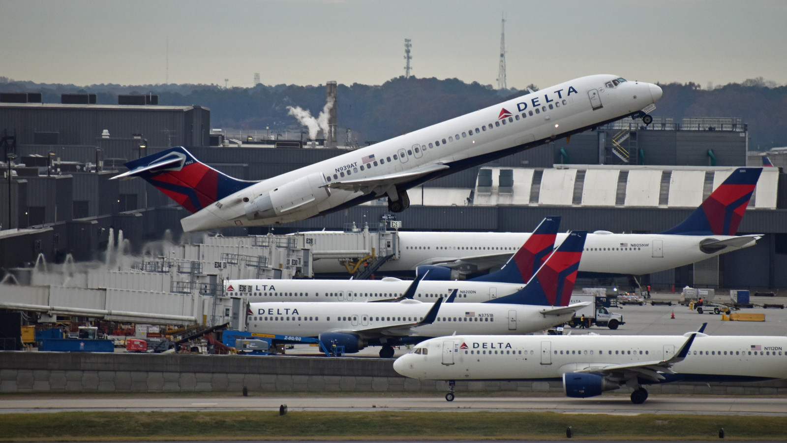 Delta Air Lines Advances Against United And American Airlines At Its Biggest Hub After Highest Cancellations 2 Days In A Row