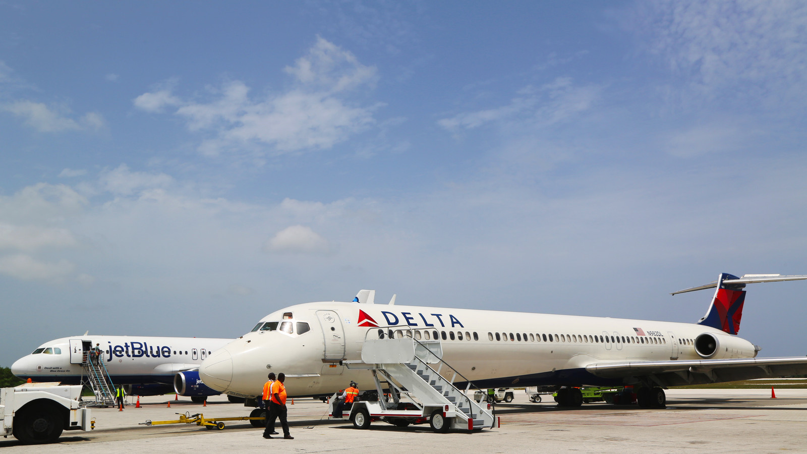 JetBlue Joins Delta Air Lines With Descent Rule Change That Frustrated Flight Attendants