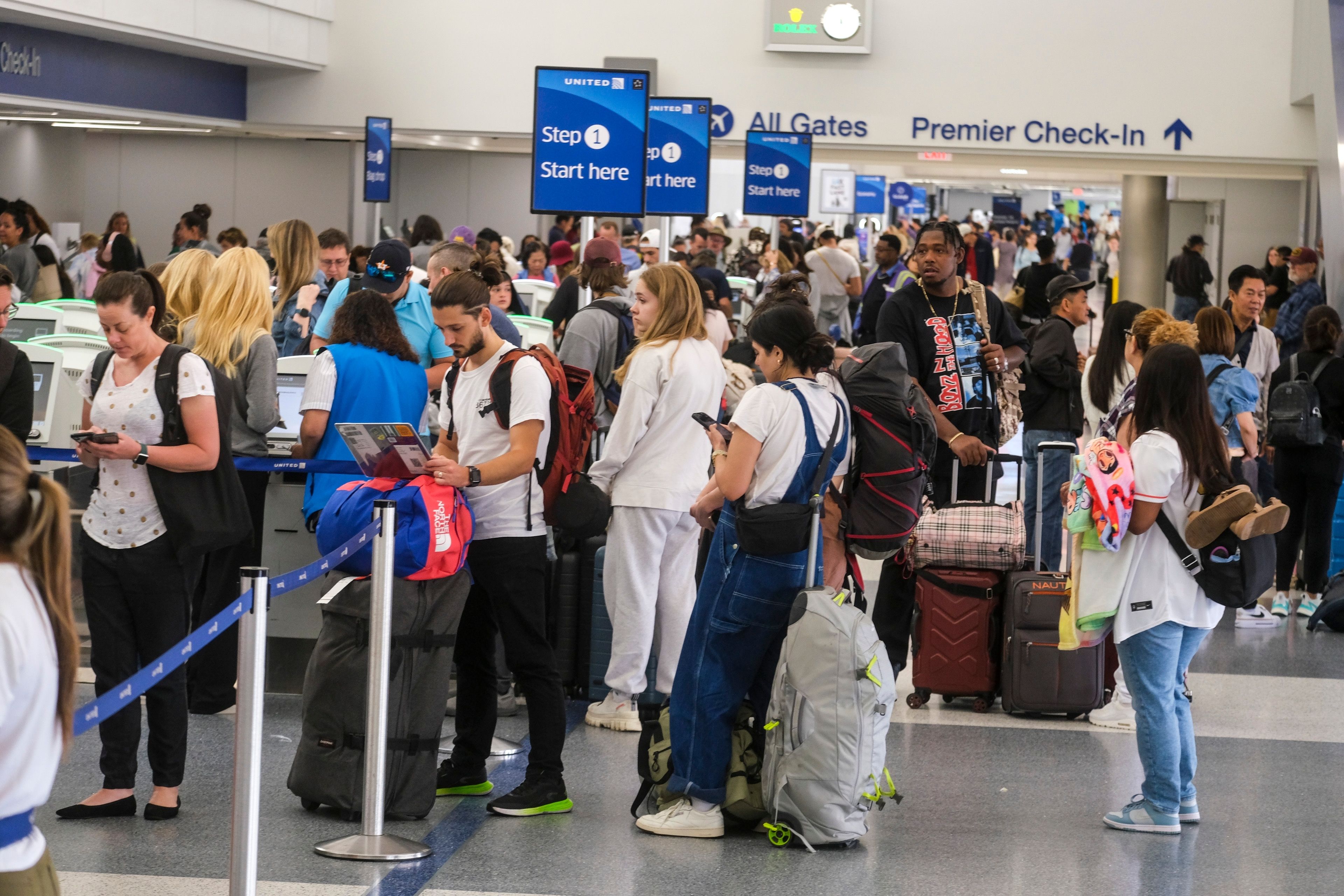 United Airlines Has The Most Cancellations Worldwide As Carrier Issues Advisories For 7 Different East Coast Airports