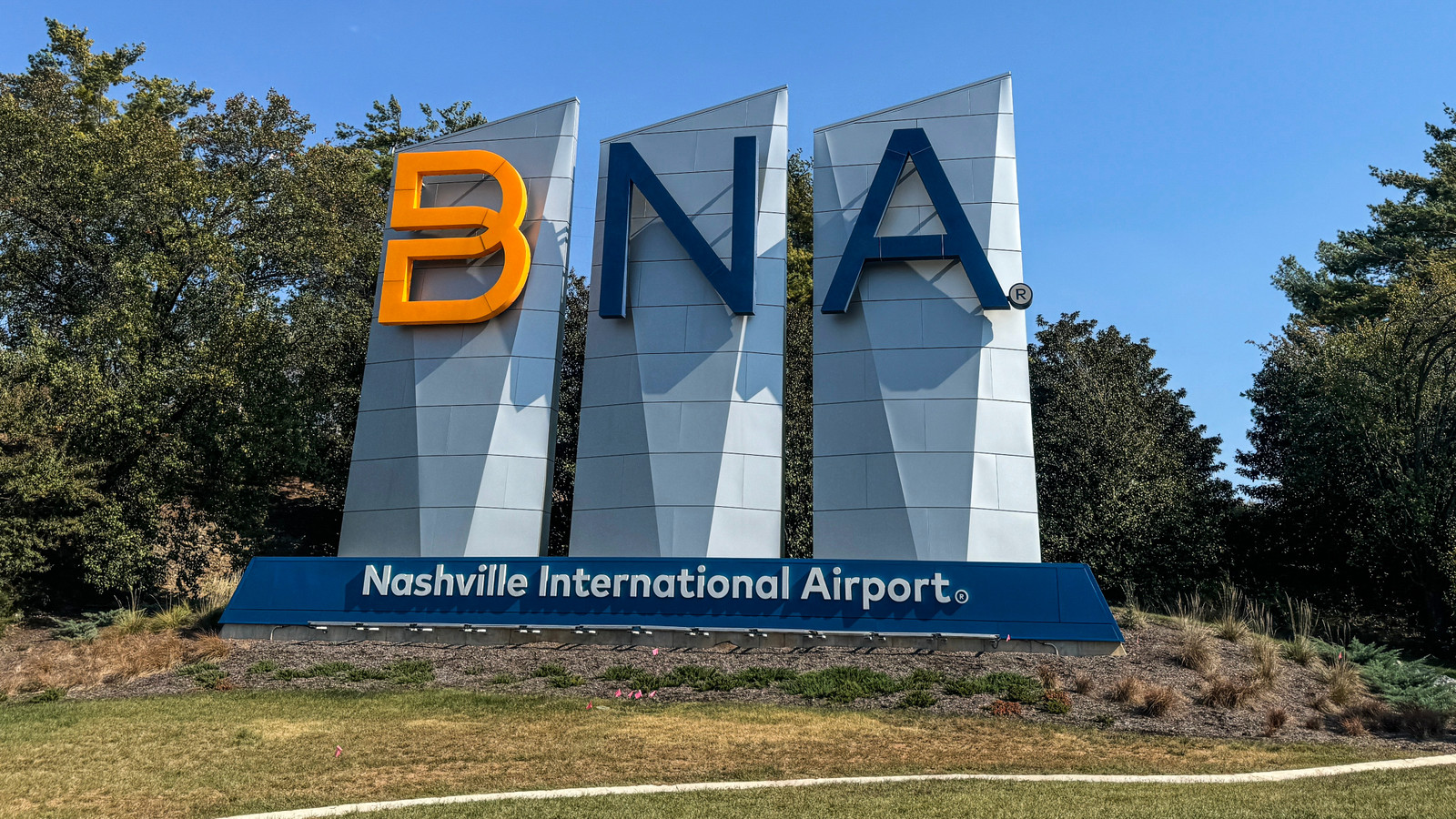 Tennessee Governor Plans To Rename Nashville Airport After Dolly Parton
