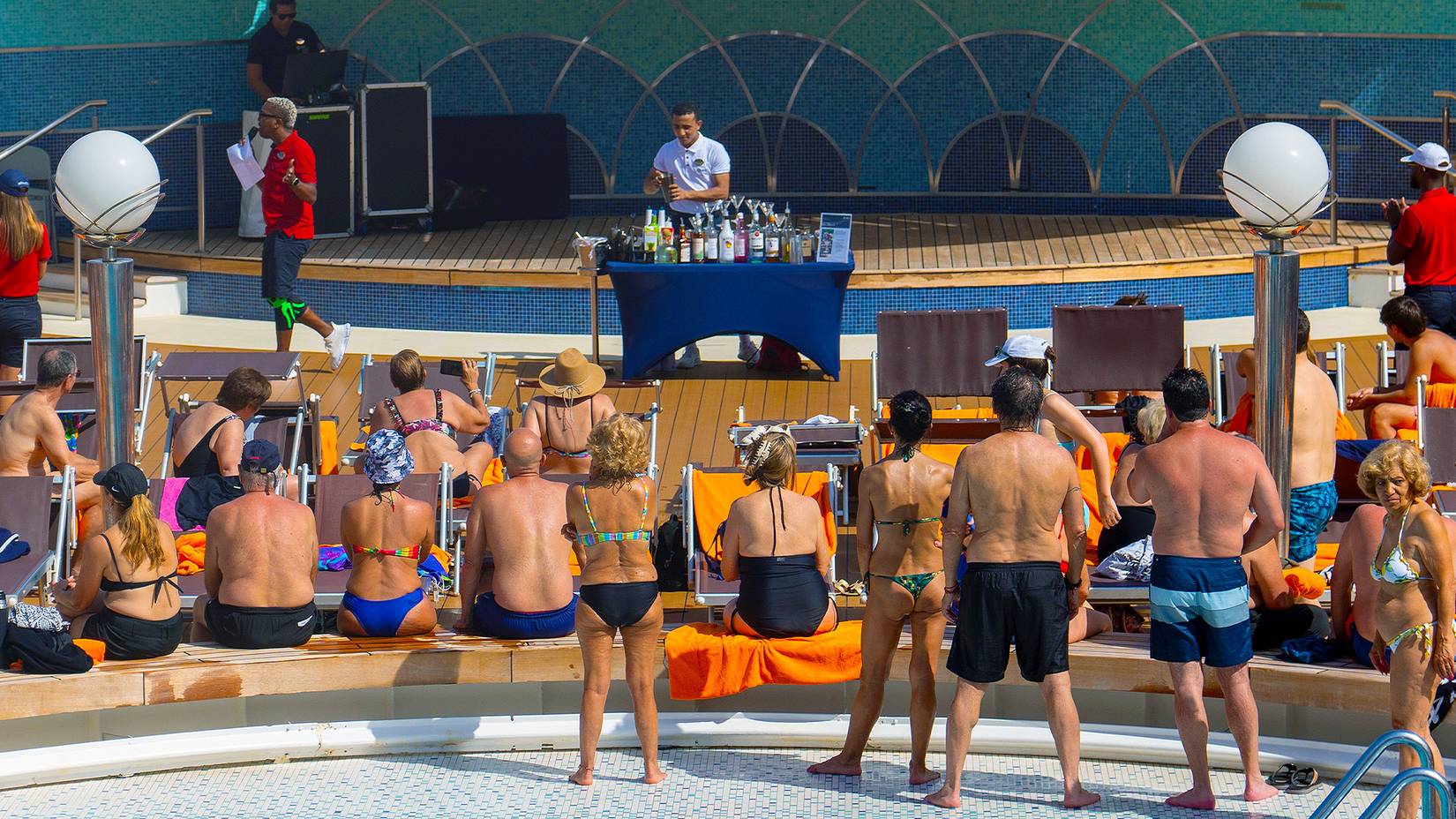 Pool bar, MSC Opera, bartender making drinks