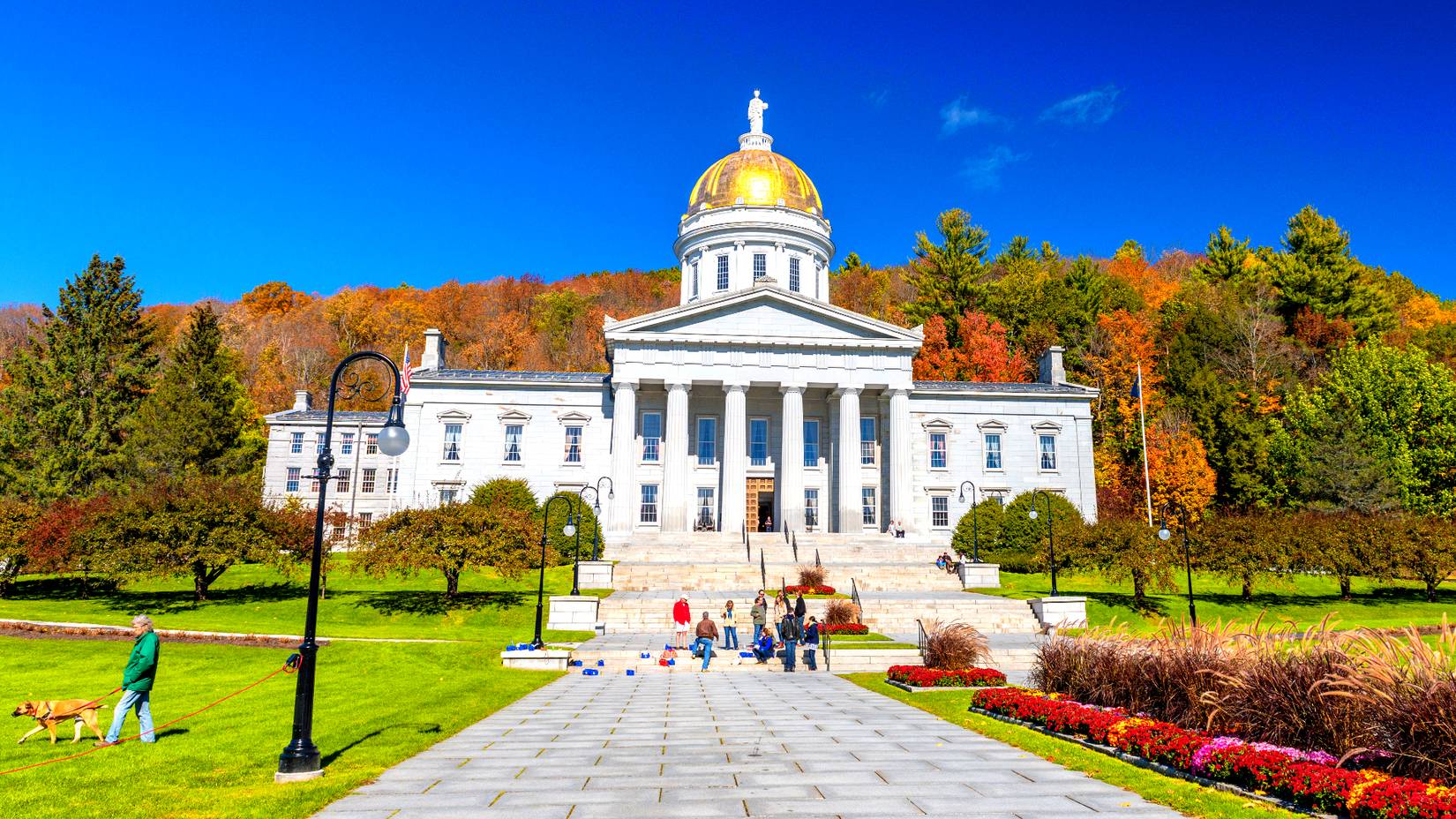 Tourists in front of the Vermont State House