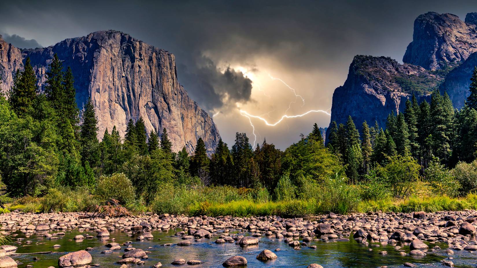 Lightning in Yosemite Valley, Yosemite National Park, California, USA