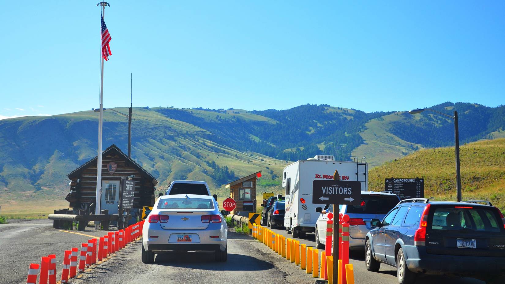 Vehicles queueing at Yellowstone National Park's North Entrance