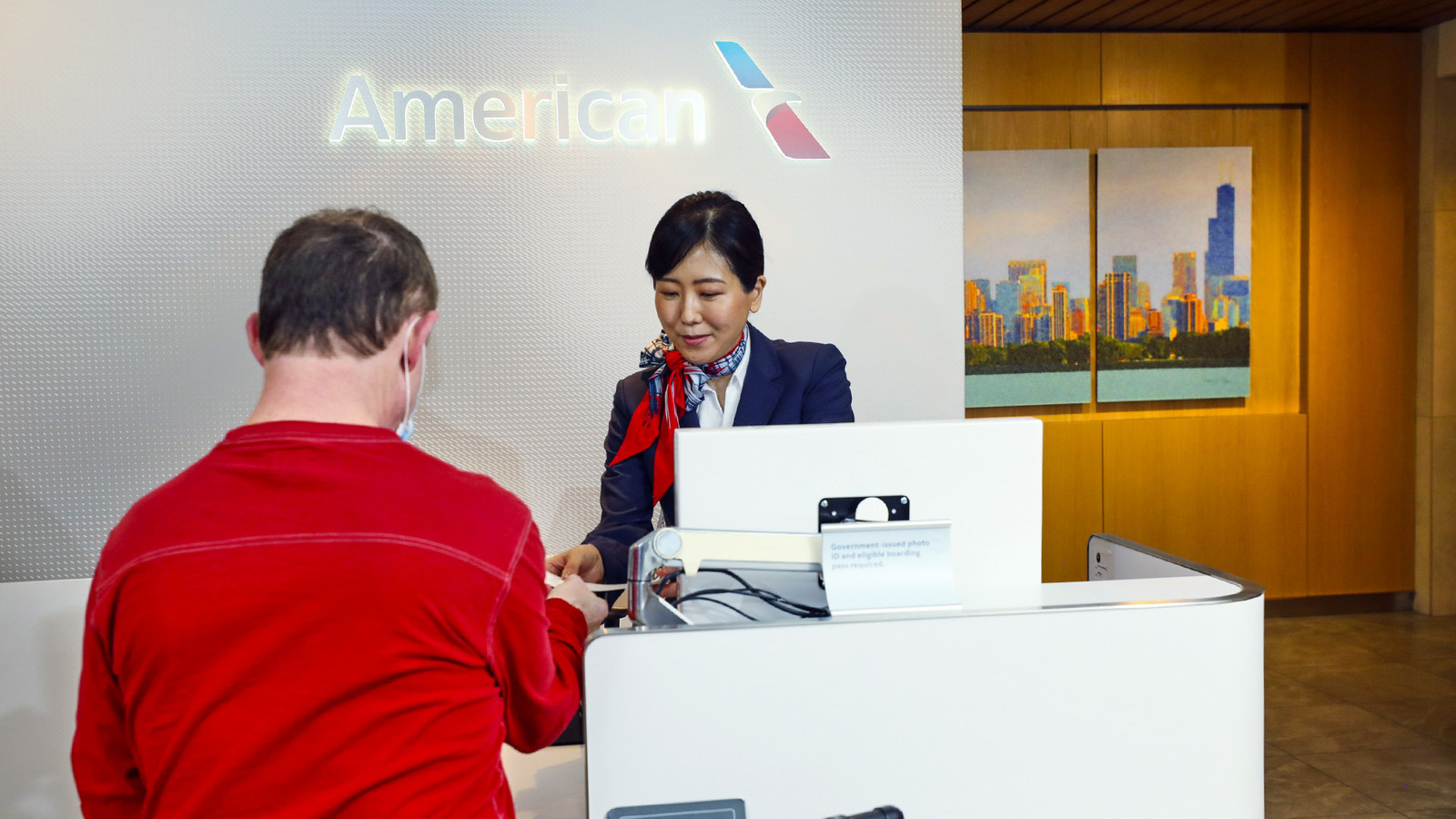 American Airlines Gate Agents Let Passenger Board Despite Hygiene Dress ...