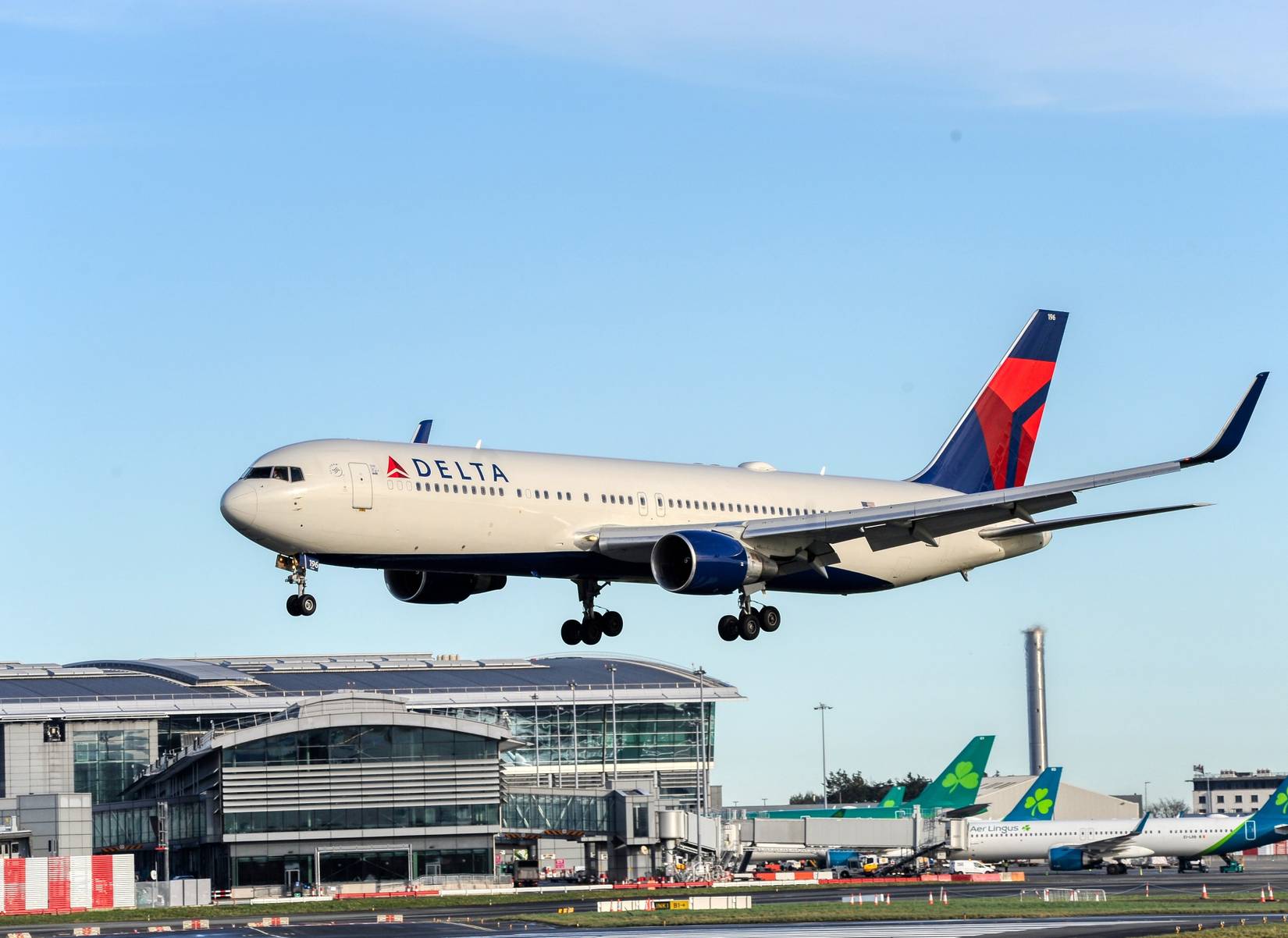 Delta Air Lines Flight DL45 To JFK Abandons The Atlantic After 90 ...