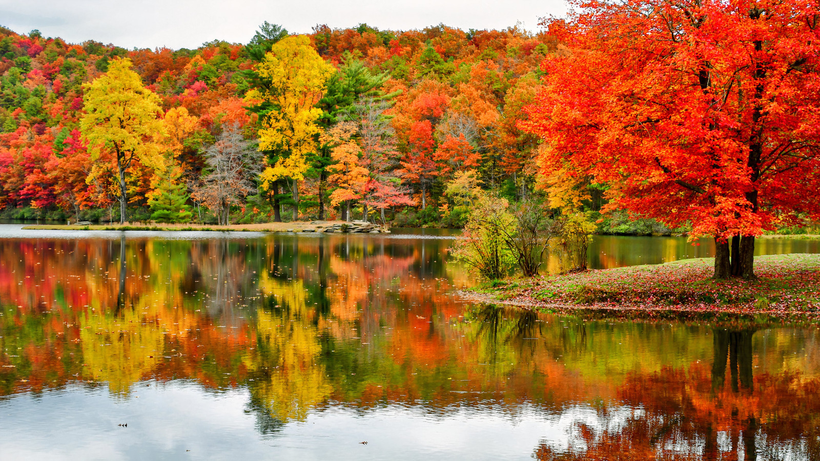 7 Prettiest U.S. National Parks With The Best Fall Hikes