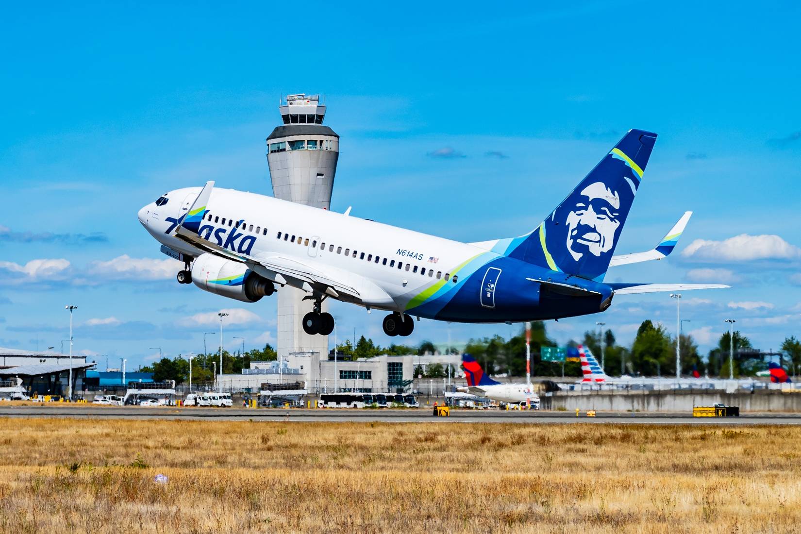 Alaska Airlines Boeing 737-700 takes off 