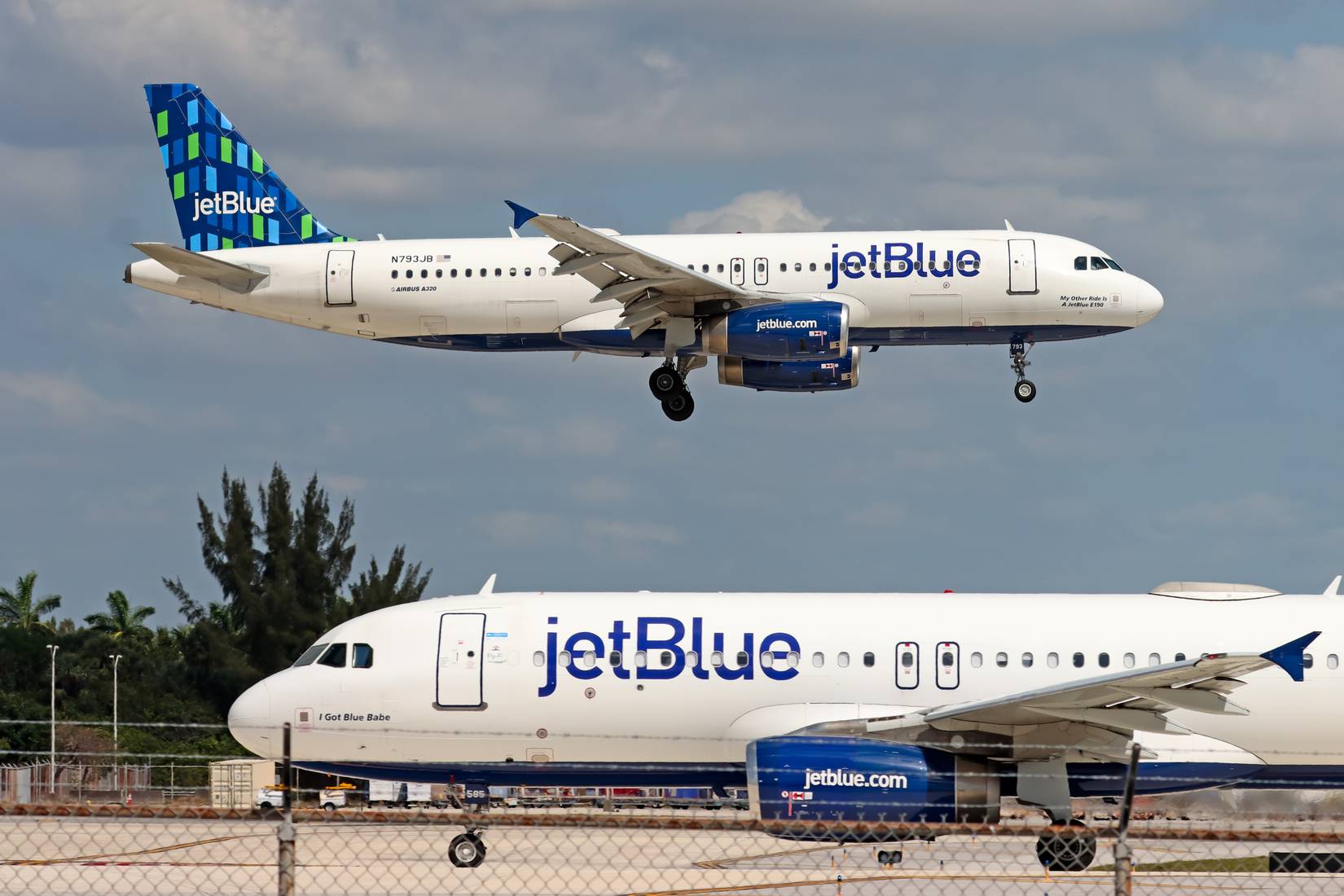 Two JetBlue Airbus aircraft landing at Fort Lauderdale Ryken Papy
