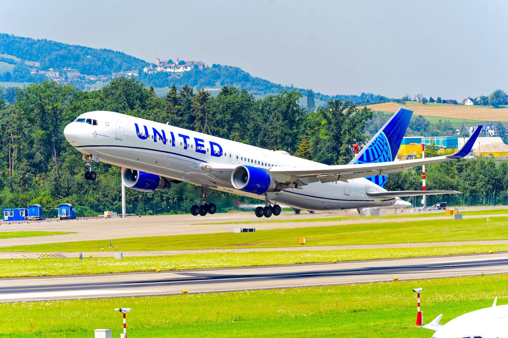United Airlines Flight 2746 To D.C. Suffers Engine Emergency And ...