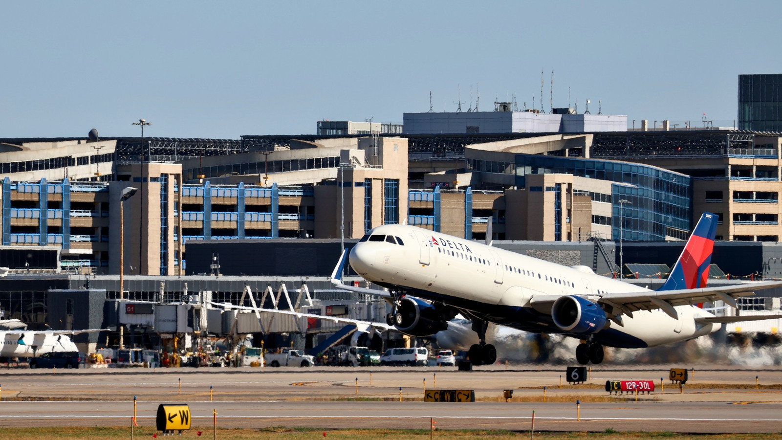 Delta Is Leaving 2 U.S. Cities And Shrinking Its Biggest Hubs This ...