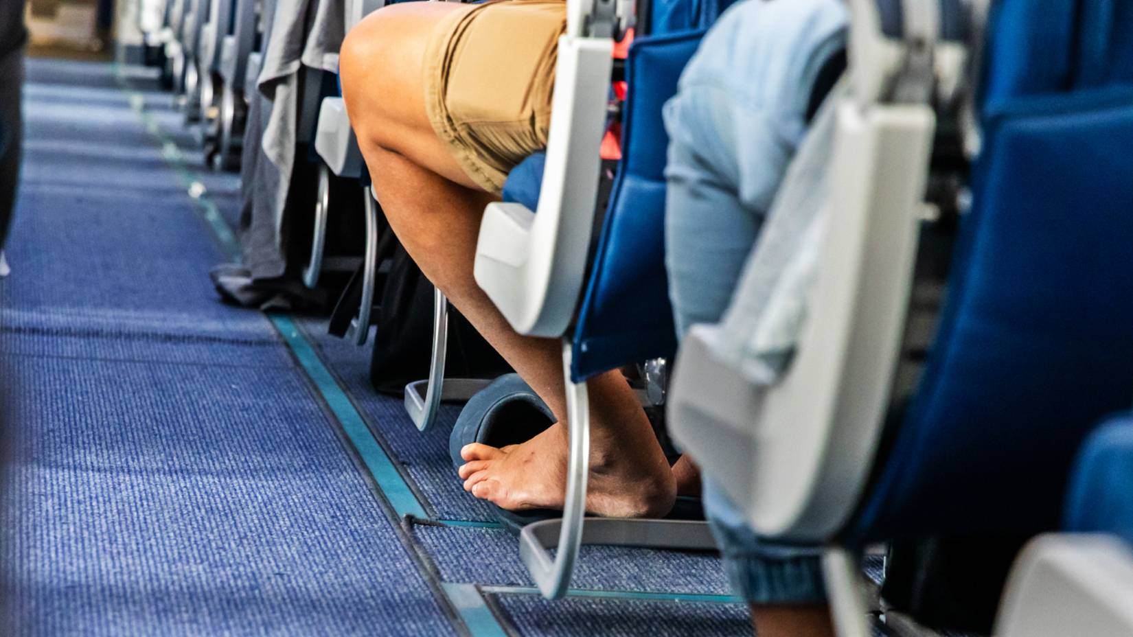 American Airlines Gate Agents Let Passenger Board Despite Hygiene Dress ...