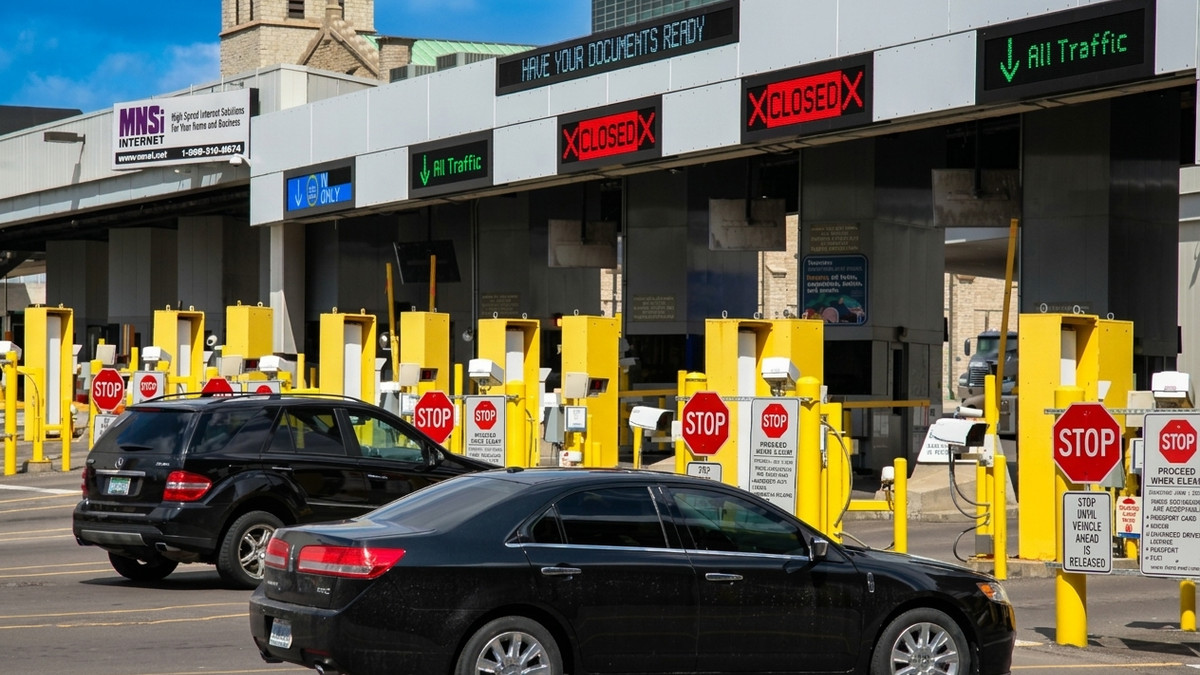 U.S. Customs And Border Protection Catches Canadian Driver Moments From ...